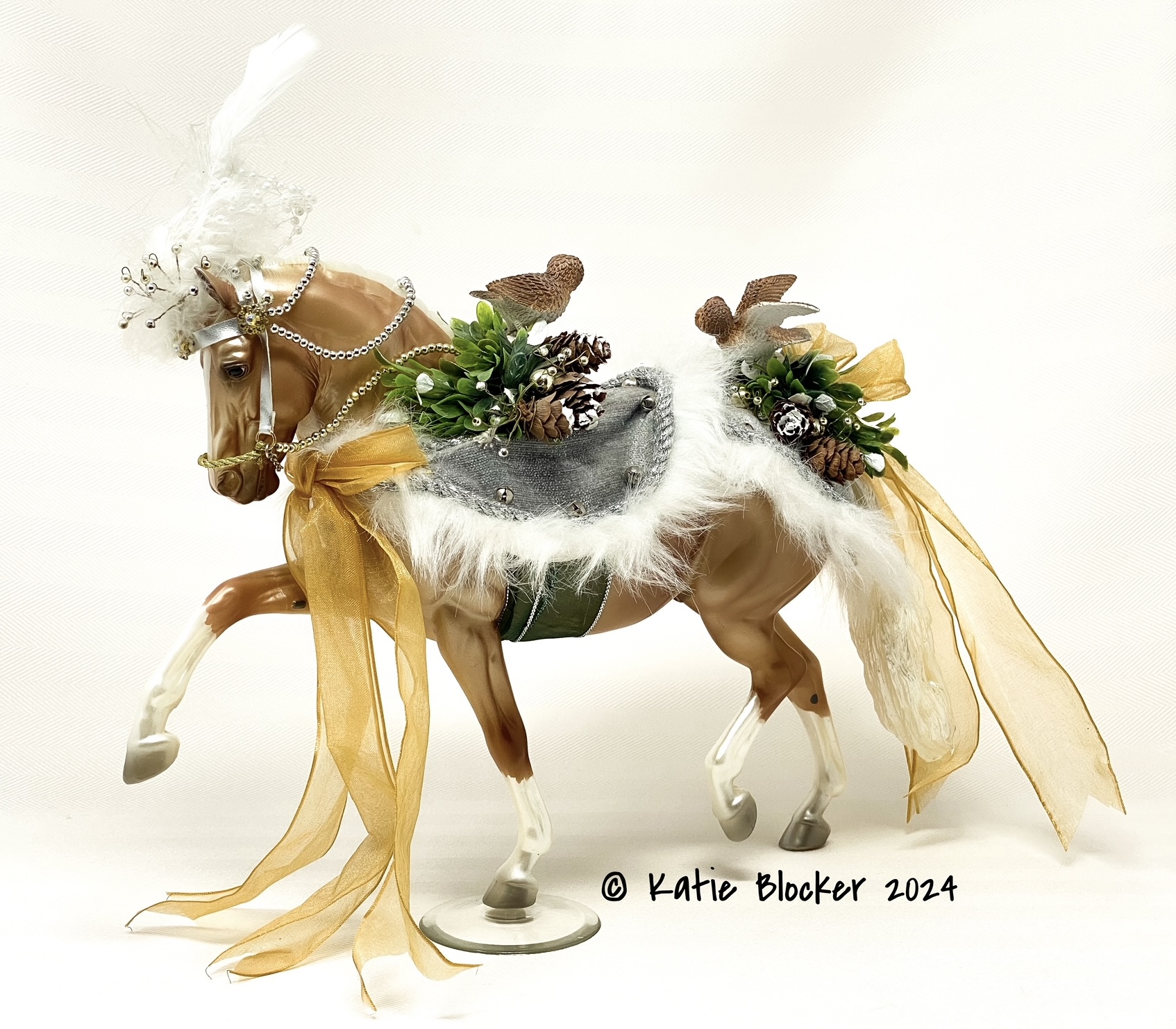 Holiday Horse 2017 - Winter Wonderland | BreyerHorseRef